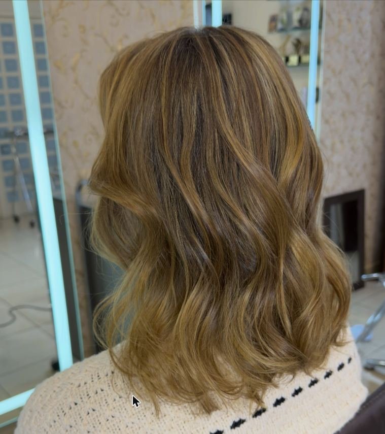 Cabelo loiro ondulado com babyliss, vista de trás