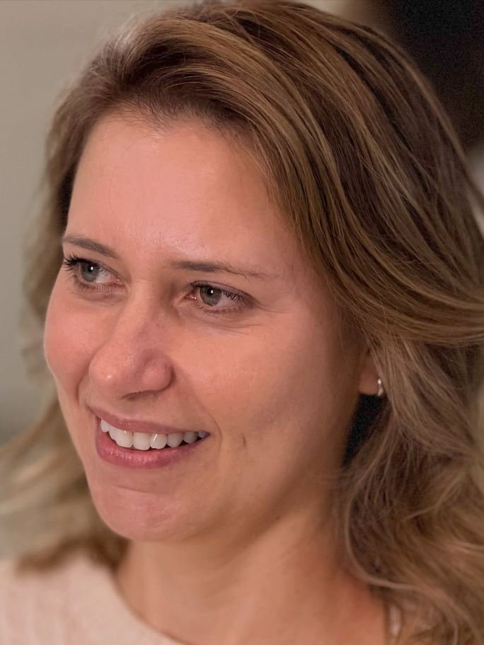 Retrato de cliente sorrindo após atendimento no salão